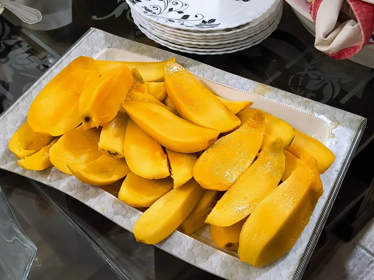 Sliced ripe mangoes on a tray